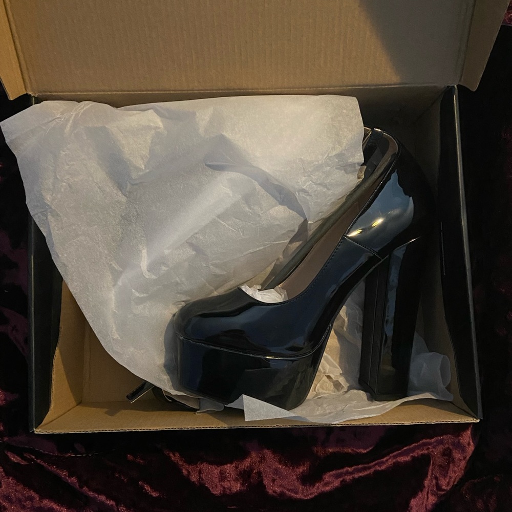 Fashion Nova Black Leather Pumps
